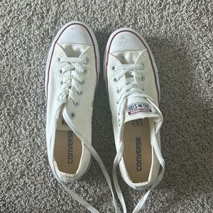 White Converse, all ⭐️ stars, women’s 8 1/2, men’s 6 1/2. Red on rim.